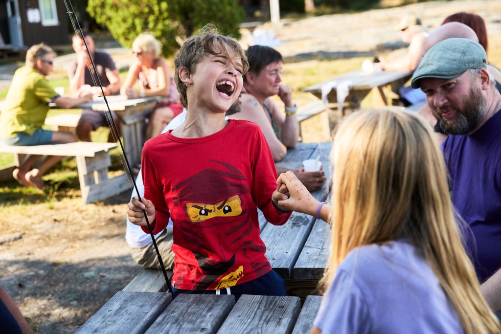 Gutt og jente leker sammen på leir på Hvaler i Norge