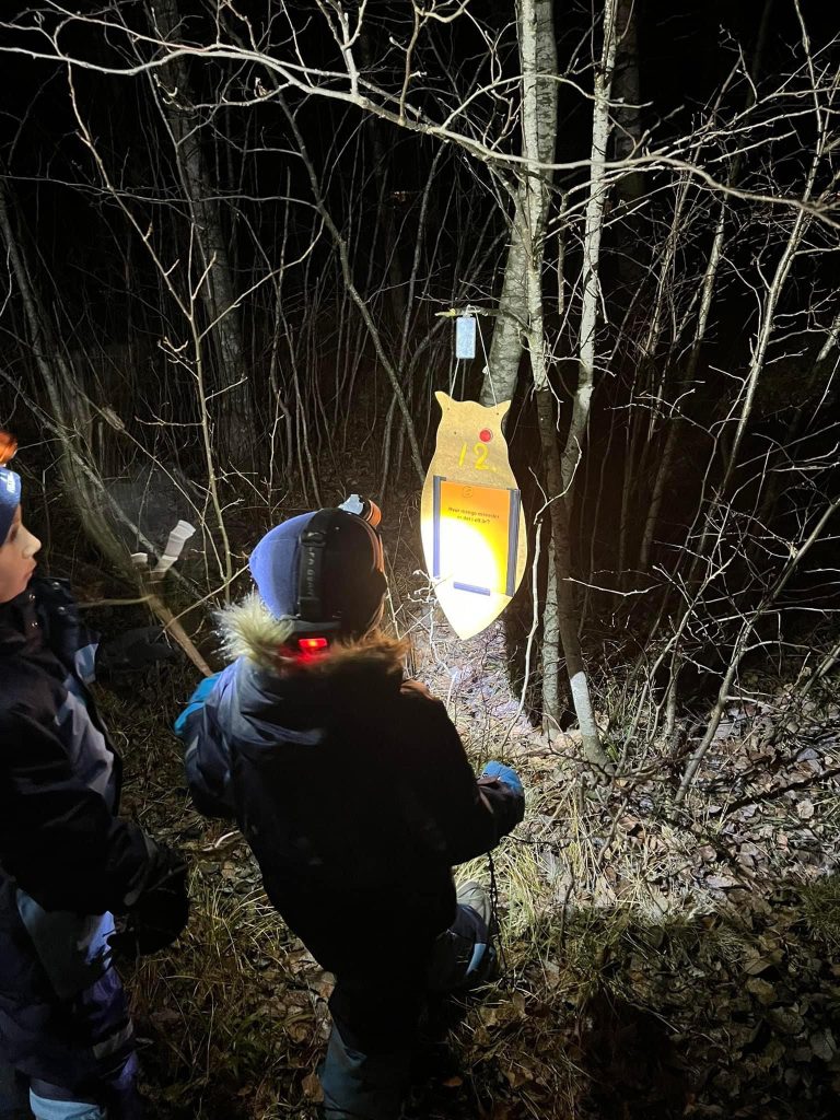 barn på rebusløp utendørs om kvelden